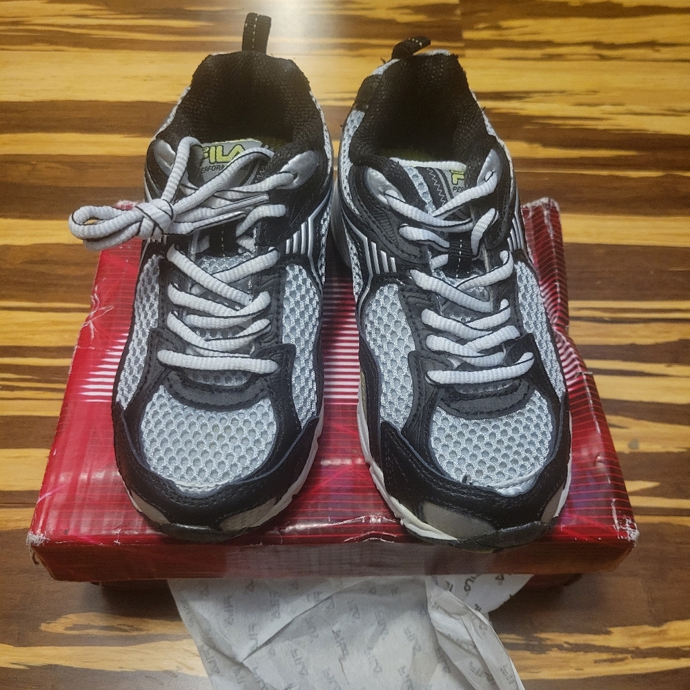 NIB Fila Kids Black and Gray Athletic Shoes Size 13